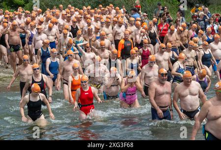 6. Juli 2024, Mecklenburg-Vorpommern, Altefähr: Mehr als 1000 Teilnehmer gehen zum 59. Internationalen Sundschwimmen in die Gewässer des Strelasunds auf der Insel Rügen. Bei einer Wassertemperatur von rund 18 Grad müssen die Schwimmer die Distanz zwischen der Ostseeinsel Rügen und der Hansestadt Stralsund zurücklegen. Foto: Stefan sauer/dpa Credit: dpa Picture Alliance/Alamy Live News Stockfoto