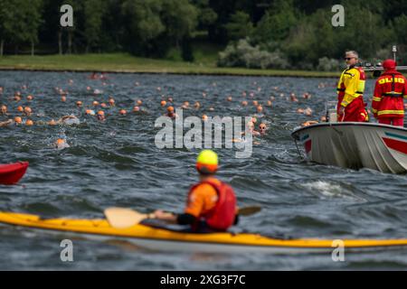 6. Juli 2024, Mecklenburg-Vorpommern, Altefähr: Mehr als 1000 Teilnehmer schwimmen beim 59. Internationalen Sundschwimmen im Strelasund vor der Insel Rügen. Helfer von der DLRG überwachen sie. Bei einer Wassertemperatur von rund 18 Grad müssen die Schwimmer die Distanz zwischen der Ostseeinsel Rügen und der Hansestadt Stralsund zurücklegen. Foto: Stefan sauer/dpa Credit: dpa Picture Alliance/Alamy Live News Stockfoto