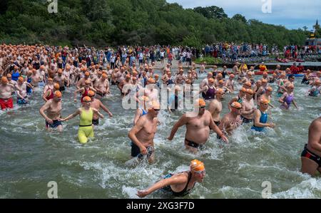 6. Juli 2024, Mecklenburg-Vorpommern, Altefähr: Mehr als 1000 Teilnehmer gehen zum 59. Internationalen Sundschwimmen in die Gewässer des Strelasunds auf der Insel Rügen. Bei einer Wassertemperatur von rund 18 Grad müssen die Schwimmer die Distanz zwischen der Ostseeinsel Rügen und der Hansestadt Stralsund zurücklegen. Foto: Stefan sauer/dpa Credit: dpa Picture Alliance/Alamy Live News Stockfoto