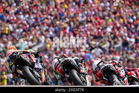 Hohenstein Ernstthal, Deutschland. Juli 2024. Motorsport/Motorrad: Großer Preis Deutschlands, Sachsenring, MotoGP, Sprintrennen, Fahrer fahren vor den überfüllten Tribünen. Robert Michael/dpa/Alamy Live News Stockfoto