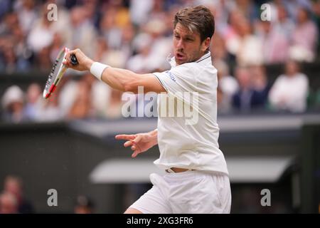 LONDON, ENGLAND - JULI 06: Cameron Norrie aus Großbritannien trifft eine Vorhand, als er am 6. Juli 2024 in London gegen Alexander Zverev aus Deutschland in seinem Spiel der Gentlemen's Singles in der dritten Runde am 6. Tag der Meisterschaft Wimbledon 2024 im All England Lawn Tennis and Croquet Club spielt. MB Media Solutions/Alamy Live News Stockfoto