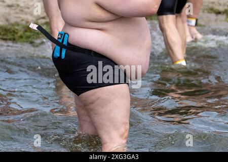 06. Juli 2024, Mecklenburg-Vorpommern, Altefähr: Beim 59. Internationalen Sundschwimmen geht ein Teilnehmer in die Gewässer des Strelasunds auf der Insel Rügen. Bei einer Wassertemperatur von rund 18 Grad müssen die Schwimmer die Distanz zwischen der Ostseeinsel Rügen und der Hansestadt Stralsund zurücklegen. Foto: Stefan sauer/dpa Credit: dpa Picture Alliance/Alamy Live News Stockfoto