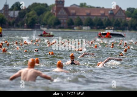 6. Juli 2024, Mecklenburg-Vorpommern, Altefähr: Mehr als 1000 Teilnehmer gehen zum 59. Internationalen Sundschwimmen in die Gewässer des Strelasunds auf der Insel Rügen. Bei einer Wassertemperatur von rund 18 Grad müssen die Schwimmer die Distanz zwischen der Ostseeinsel Rügen und der Hansestadt Stralsund zurücklegen. Foto: Stefan sauer/dpa Credit: dpa Picture Alliance/Alamy Live News Stockfoto