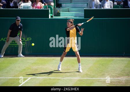 Stoke Poges, Großbritannien. Juni 2024. Stefanos Tsitsipas spielt Tennis in den Boodles im Stoke Park, Stoke Poges, Buckinghamshire. Der griechische Tennisprofi Stefanos Tsitsipas wird derzeit von der ATP auf Platz 11 gesetzt. Kredit: Maureen McLean/Alamy Stockfoto