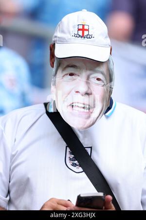 Düsseldorf, Deutschland. Juli 2024. Ein englischer Fan trägt eine Nigel Farage Maske während des Viertelfinales der UEFA-Europameisterschaften in der Düsseldorfer Arena. Der Bildnachweis sollte lauten: Paul Terry/Sportimage Credit: Sportimage Ltd/Alamy Live News Stockfoto
