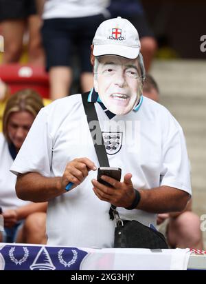 Düsseldorf, Deutschland. Juli 2024. Ein englischer Fan trägt eine Nigel Farage Maske während des Viertelfinales der UEFA-Europameisterschaften in der Düsseldorfer Arena. Der Bildnachweis sollte lauten: Paul Terry/Sportimage Credit: Sportimage Ltd/Alamy Live News Stockfoto