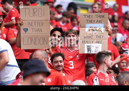 Die Fans der Schweiz halten vor der UEFA Euro 2024, dem Viertelfinalspiel in der Düsseldorfer Arena, Zeichen hoch. Bilddatum: Samstag, 6. Juli 2024. Stockfoto