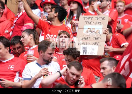 Die Fans der Schweiz halten vor der UEFA Euro 2024, dem Viertelfinalspiel in der Düsseldorfer Arena, Zeichen hoch. Bilddatum: Samstag, 6. Juli 2024. Stockfoto