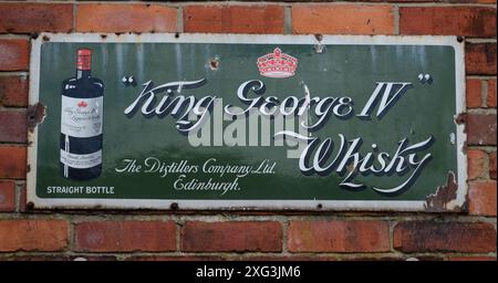 Freilichtmuseum Beamish. UK. Vintage-Werbeschilder an Wänden und Zäunen. Stockfoto