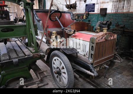 Beamish Museum. Durham, Großbritannien. Oldtimer in der Garage der 1920er Jahre. Stockfoto
