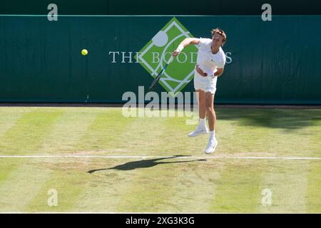 Stoke Poges, Großbritannien. Juni 2024. Sebastian Korda spielt Tennis in den Boodles im Stoke Park, Stoke Poges, Buckinghamshire. Der US-amerikanische Tennisspieler Sebastian Korda wird von der ATP als Spieler Nummer 21 eingestuft. Kredit: Maureen McLean/Alamy Stockfoto