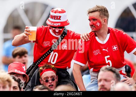 Düsseldorf, Deutschland. Juli 2024. Fußball: Europameisterschaft, England - Schweiz, Endrunde, Viertelfinale: Zwei Schweizer Fans werden auf den Schultern ihrer Kameraden getragen. Quelle: Christoph Reichwein/dpa/Alamy Live News Stockfoto