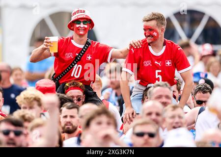 Düsseldorf, Deutschland. Juli 2024. Fußball: Europameisterschaft, England - Schweiz, Endrunde, Viertelfinale: Zwei Schweizer Fans werden auf den Schultern ihrer Kameraden getragen. Quelle: Christoph Reichwein/dpa/Alamy Live News Stockfoto