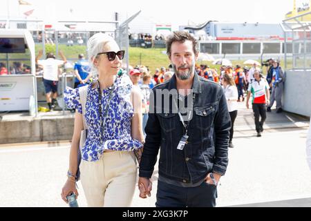 Hermsdorf, Deutschland. Juli 2024. Hermsdorf: Moto GP Sachsenring 2024 am 6. Juli 2024, (Foto: Jürgen Tap) Keanu Reeves und Freundin Alexandra Grant besuchen den Moto GP auf dem Sachsenring Credit: dpa/Alamy Live News Stockfoto