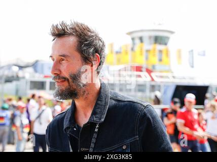 Hermsdorf, Deutschland. Juli 2024. Hermsdorf: Moto GP Sachsenring 2024 am 6. Juli 2024, (Foto: Jürgen Tap) Keanu Reeves besucht die Moto GP auf dem Sachsenring Credit: dpa/Alamy Live News Stockfoto