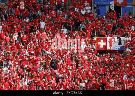 Düsseldorf, Deutschland. Juli 2024. DÜSSELDORF, Düsseldorf Arena, 06-07-2024, Fußball-Europameisterschaft Euro2024, Achtelfinale Nr. 48 zwischen England und der Schweiz, Schweiz Supporters Credit: Pro Shots/Alamy Live News Stockfoto