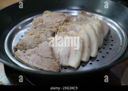 Koreanisches Fleischgericht mit gekochtem Schweinefleisch Stockfoto