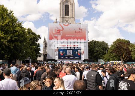 Brighton & Hove, East Sussex, Großbritannien. England Fußballfans treffen sich beim Big Screen Fan Zone Event, 4theFans Event, Central Park, Brighton für das Spiel England gegen Schweiz Euro 24 mit der lokalen Fußballlegende Bobby Zamora. Juli 2024 . David Smith/Alamy Stockfoto