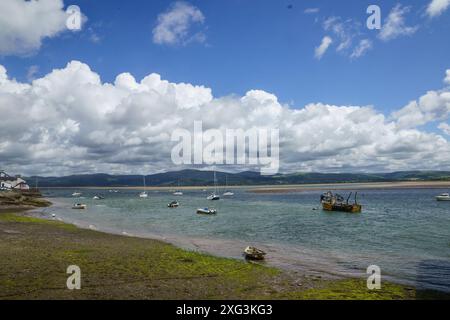 Aberdyfi/Aberdovey, Gwynedd, Mid Wales, UK WEATHER Winds von 16/17 km/h erzeugen dramatische Wolkenformationen. Sonnig am Nachmittag nach einem Morgen mit starkem Regen. Familien kamen an den Strand, um die Sonne zu genießen. IM BILD: Segel- und Fischerboote im Hafen Bridget Catterall AlamyLiveNews Stockfoto