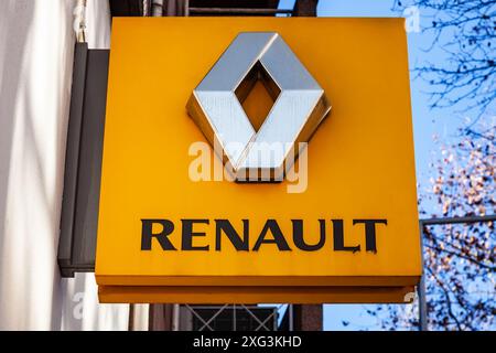Famalicao, Portugal: Renault Autohersteller schinkt oder Schild im Automobilausstellraum. Symbol, Logo, Emblem, Marke, Zeichen Stockfoto