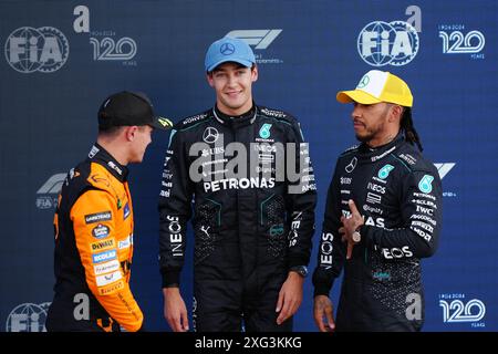 Mercedes Lewis Hamilton (2. Platz), Mercedes George Russell (Pole) und McLaren's Lando Norris (3. Platz) nach der Qualifikation für den Großen Preis von Großbritannien auf dem Silverstone Circuit in Northamptonshire. Bilddatum: Samstag, 6. Juli 2024. Stockfoto