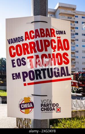 Portugal - Wahlkampfplakat der rechtsextremen Partei Chega für die parlamentswahlen 2024 auf Straßenlaterne. Es heißt: Lasst uns Korruption und Arbeitsplätze für die Jungen beenden Stockfoto