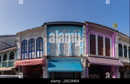 Ein Bild der farbenfrohen chinesisch-portugiesischen Architektur in der Altstadt von Phuket. Stockfoto