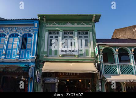 Ein Bild der farbenfrohen chinesisch-portugiesischen Architektur in der Altstadt von Phuket. Stockfoto