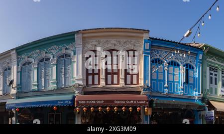 Ein Bild der farbenfrohen chinesisch-portugiesischen Architektur in der Altstadt von Phuket. Stockfoto