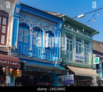 Ein Bild der farbenfrohen chinesisch-portugiesischen Architektur in der Altstadt von Phuket. Stockfoto