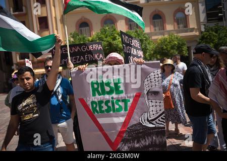 Malaga, Spanien. Juli 2024. Eine Frau wird mit einem großen Banner gesehen, als sie an einer Demonstration in Solidarität mit dem palästinensischen Volk teilnimmt. Unter dem Motto "gegen den Völkermord und die zionistische Besatzung" fordern Dutzende von Menschen angesichts der anhaltenden Konflikte zwischen Israel und der Hamas ein Ende des Waffenhandels und der Handelsbeziehungen mit Israel. Quelle: SOPA Images Limited/Alamy Live News Stockfoto