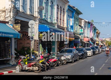 Ein Bild der farbenfrohen chinesisch-portugiesischen Architektur in der Altstadt von Phuket. Stockfoto