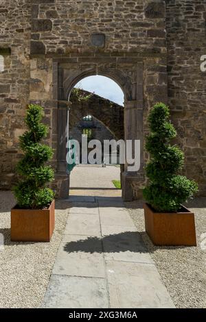 Ormond Castle ist eine Burg aus dem 15. Jahrhundert am Fluss Suir an der Ostseite von Carrick-on-Suir im County Tipperary, Irland Stockfoto