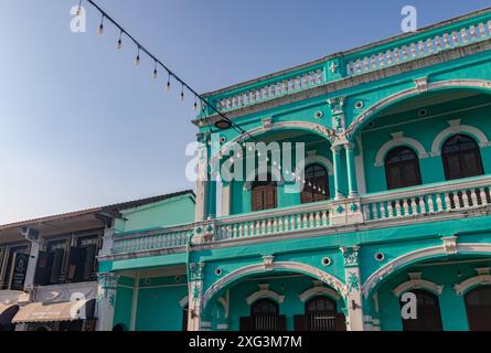 Ein Bild der farbenfrohen chinesisch-portugiesischen Architektur in der Altstadt von Phuket. Stockfoto