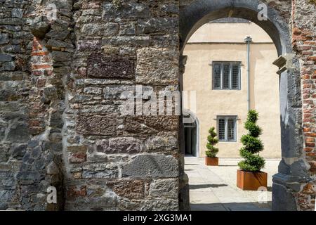 Ormond Castle ist eine Burg aus dem 15. Jahrhundert am Fluss Suir an der Ostseite von Carrick-on-Suir im County Tipperary, Irland Stockfoto