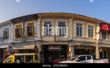 Ein Bild der farbenfrohen chinesisch-portugiesischen Architektur in der Altstadt von Phuket. Stockfoto