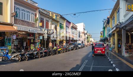 Ein Bild der farbenfrohen chinesisch-portugiesischen Architektur in der Altstadt von Phuket. Stockfoto