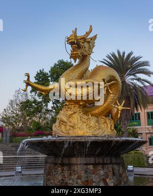 Ein Bild des Hai Leng Ong Golden Dragon Monument im Queen Sirikit Park in der Altstadt von Phuket. Stockfoto