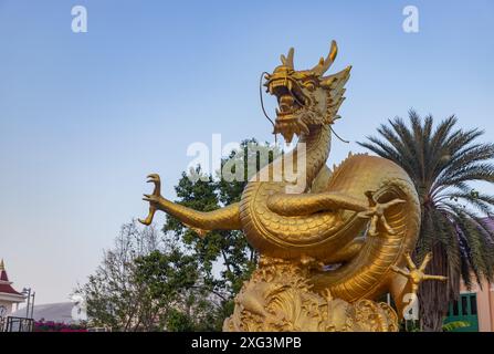 Ein Bild des Hai Leng Ong Golden Dragon Monument im Queen Sirikit Park in der Altstadt von Phuket. Stockfoto