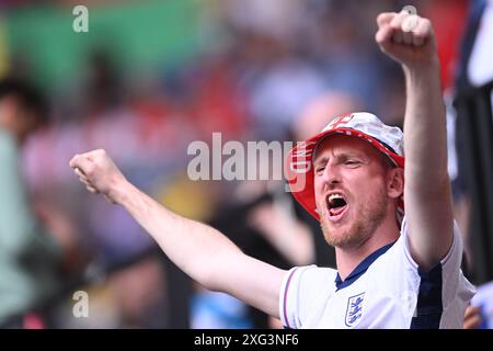 Düsseldorf, Deutschland. Juli 2024. Fußball, UEFA Euro 2024, Europameisterschaft, England - Schweiz, Endrunde, im Viertelfinale in der Düsseldorf Arena feiert ein englischer Fan vor dem Spiel auf den Tribünen. Quelle: Marius Becker/dpa/Alamy Live News Stockfoto