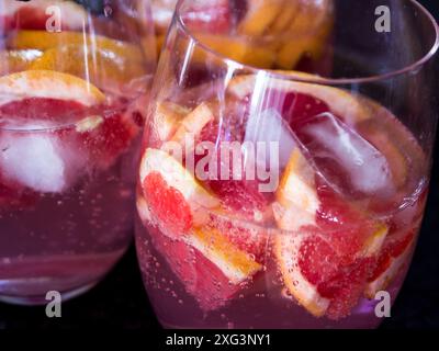 Nahaufnahme dünn geschnittener Grapefruits, die in Gin Tonic und Gin schweben, Stockfoto