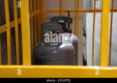 Gasflasche in einem gelben Metallkäfig, Nahaufnahme des Fotos Stockfoto