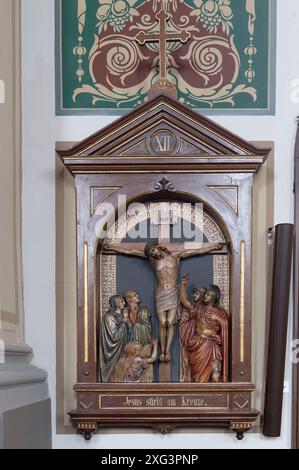 Bad Ischl, Oberösterreich, Österreich. Pfarrkirche St. Nikolaus in Bad Ischl. Stationen des Kreuzes - Station zwölf. Jesus stirbt am Kreuz Stockfoto