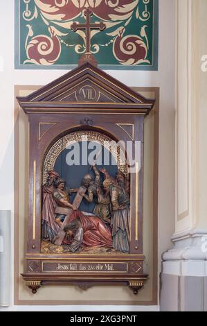 Bad Ischl, Oberösterreich, Österreich. Pfarrkirche St. Nikolaus in Bad Ischl. Kreuzbahnhöfe – Siebte. Jesus fällt zum zweiten Mal Stockfoto