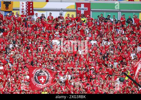 Düsseldorf, Deutschland. Juli 2024. DÜSSELDORF, Düsseldorf Arena, 06-07-2024, Fußball-Europameisterschaft Euro2024, Achtelfinale Nr. 48 zwischen England und der Schweiz, Schweiz Supporters Credit: Pro Shots/Alamy Live News Stockfoto