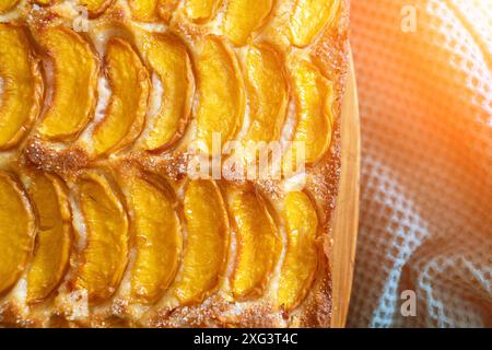 Ein Dessert aus geschnittenen Pfirsichen ist auf einem hölzernen Schneidebrett. Das Dessert ist mit Zucker bedeckt und sieht köstlich aus. Stockfoto