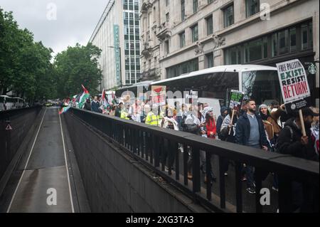 London, Großbritannien. Juli 2024. Demonstranten marschieren. Tausende palästinensischer Demonstranten marschieren in London, um ein Ende des Krieges in Gaza zu fordern. Quelle: David Tramontan / Alamy Live News Stockfoto