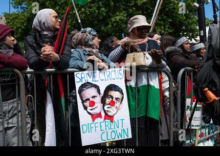 London, Großbritannien. Juli 2024. Ein Schild mit der Aufschrift „gleicher Circus Different Clown“ in Bezug auf den neu gewählten britischen Premierminister. Tausende palästinensischer Demonstranten marschieren in London, um ein Ende des Krieges in Gaza zu fordern. Quelle: David Tramontan / Alamy Live News Stockfoto