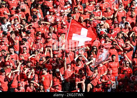 DÜSSELDORF - 06.07.2024, Schweizer Fans beim Viertelfinale der UEFA EURO 2024 zwischen England und der Schweiz am 6. Juli 2024 in der Düsseldorfer Arena. ANP | Hollandse Hoogte | GERRIT VAN COLOGNE Stockfoto