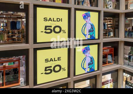 Rom, Italien, 6. Juli 2024. Die Sommersaison hat gerade in Rom und in den meisten italienischen Regionen begonnen. Geschäfte im historischen Zentrum von Rom. Quelle: Brad Sterling/Alamy Live News Stockfoto